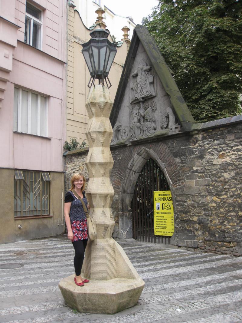Visite guidée de Notre Dame de Paris, lumières filtrant à travers la magnifique rosace sud, créant une ambiance mystique et colorée
